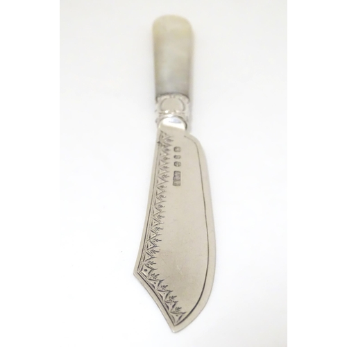 431 - A Victorian silver butter knife with mother of pearl handle, hallmarked Birmingham 1895 maker Henry ... 