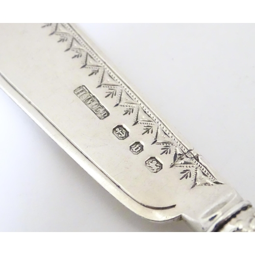 431 - A Victorian silver butter knife with mother of pearl handle, hallmarked Birmingham 1895 maker Henry ... 