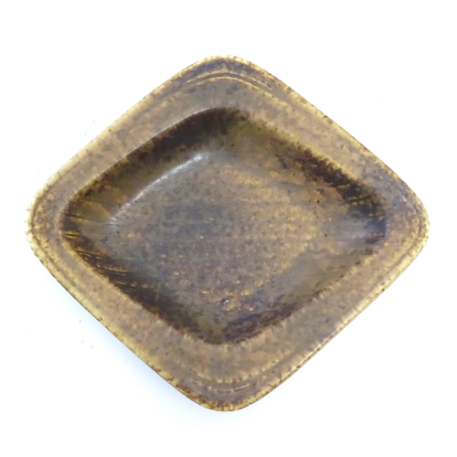 148A - A mid century Swedish studio pottery dish by Gunner Nyland for Rorstrand, Sweden. Approx. 7 3/4