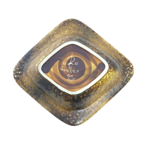 148A - A mid century Swedish studio pottery dish by Gunner Nyland for Rorstrand, Sweden. Approx. 7 3/4