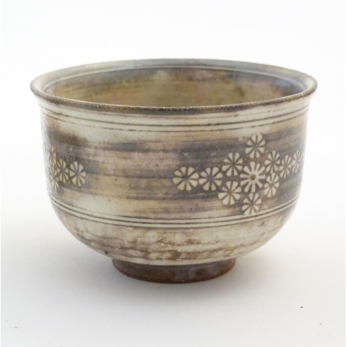 46 - A set of five Japanese chawan / tea bowls decorated with flowers in the Mishima style. Impressed mak... 