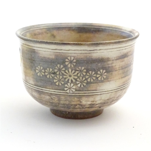 46 - A set of five Japanese chawan / tea bowls decorated with flowers in the Mishima style. Impressed mak... 