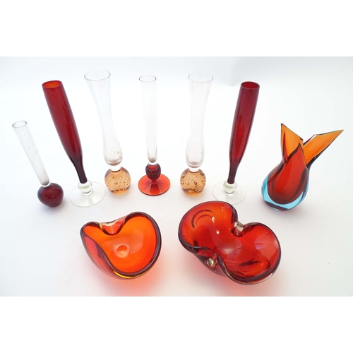 281 - Assorted retro studio / art glass items to include bud vases, ashtrays etc, to include examples in t... 