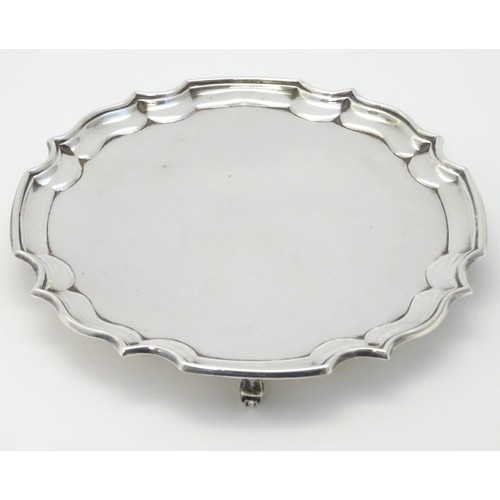 335 - A silver visiting card tray / small salver hallmarked Sheffield 1986 maker SC. Approx. 6