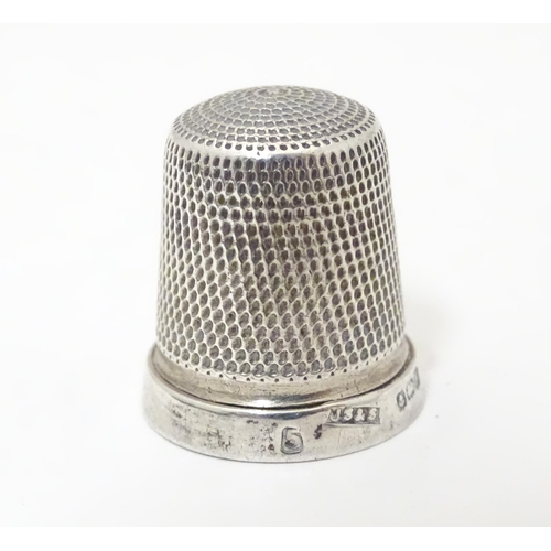 396A - A silver thimble, hallmarked Birmingham 1941, maker James Swann & Son