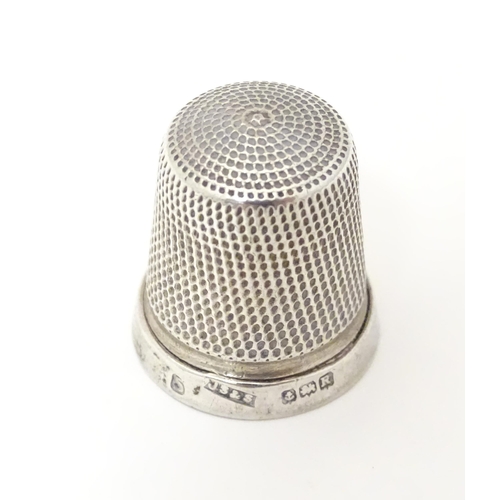 396A - A silver thimble, hallmarked Birmingham 1941, maker James Swann & Son