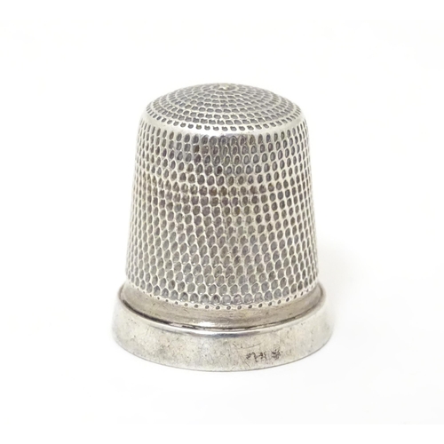 396A - A silver thimble, hallmarked Birmingham 1941, maker James Swann & Son