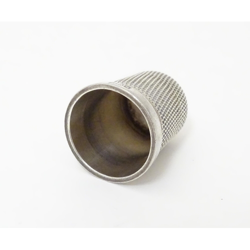 396A - A silver thimble, hallmarked Birmingham 1941, maker James Swann & Son