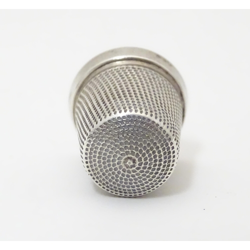 396A - A silver thimble, hallmarked Birmingham 1941, maker James Swann & Son