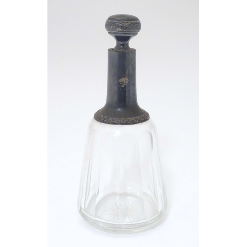 400 - A French facet cut glass liquor decanter / flask with silver mounts. Approx. 7 1/2