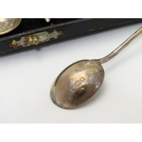 406 - A cased set of 6 silver coffee spoons with coffee bean decoration to handles. Hallmarked Sheffield 1... 