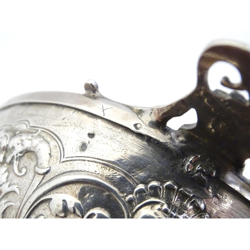 452 - A French silver quaich / taste de vin with soapstone style lining. Approx. 5 3/4