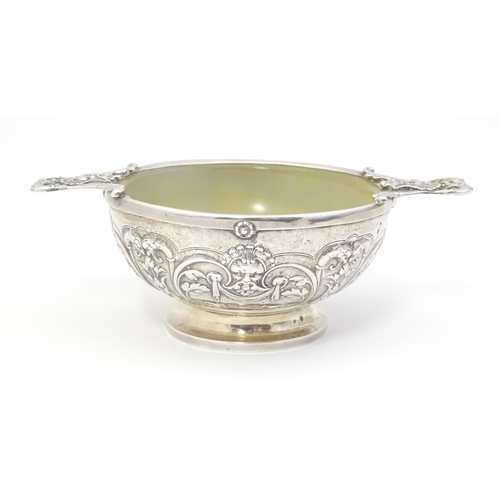 452 - A French silver quaich / taste de vin with soapstone style lining. Approx. 5 3/4