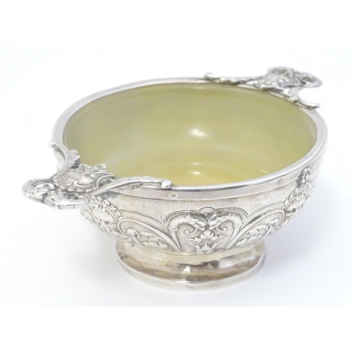 452 - A French silver quaich / taste de vin with soapstone style lining. Approx. 5 3/4