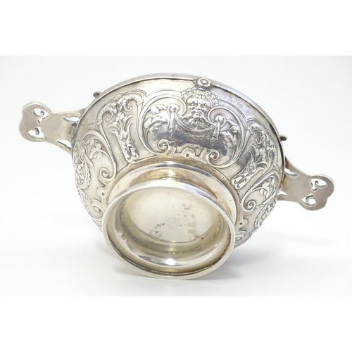 452 - A French silver quaich / taste de vin with soapstone style lining. Approx. 5 3/4