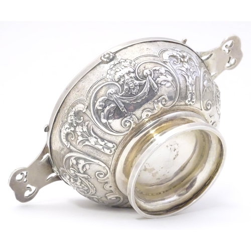 452 - A French silver quaich / taste de vin with soapstone style lining. Approx. 5 3/4