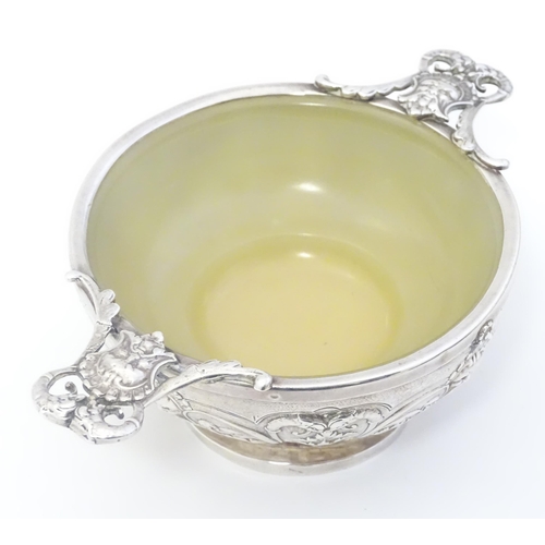 452 - A French silver quaich / taste de vin with soapstone style lining. Approx. 5 3/4