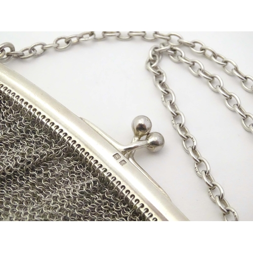 473 - A purse / bag with chain mesh body. The silver top hallmarked London 1919.   5