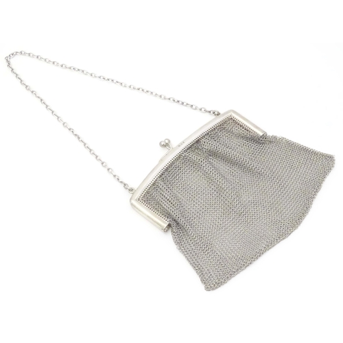 473 - A purse / bag with chain mesh body. The silver top hallmarked London 1919.   5