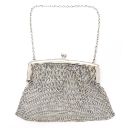 473 - A purse / bag with chain mesh body. The silver top hallmarked London 1919.   5