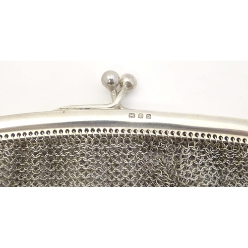 473 - A purse / bag with chain mesh body. The silver top hallmarked London 1919.   5