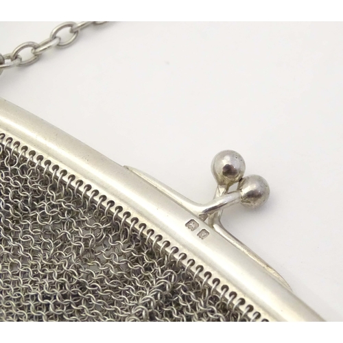 473 - A purse / bag with chain mesh body. The silver top hallmarked London 1919.   5