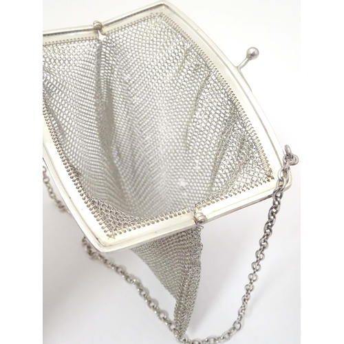 473 - A purse / bag with chain mesh body. The silver top hallmarked London 1919.   5