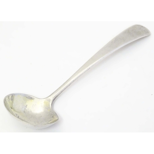 479 - A silver Old English pattern salt spoon hallmarked London 1807 maker TJ. Approx  4 1/2