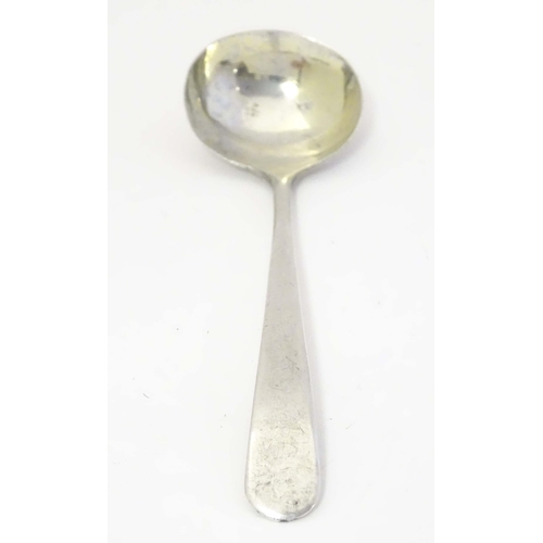 479 - A silver Old English pattern salt spoon hallmarked London 1807 maker TJ. Approx  4 1/2