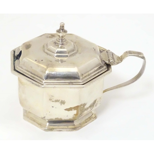 531 - A silver mustard pot of octagonal form with blue glass liner. Hallmarked Birmingham 1933, maker Will... 