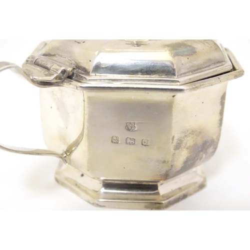 531 - A silver mustard pot of octagonal form with blue glass liner. Hallmarked Birmingham 1933, maker Will... 