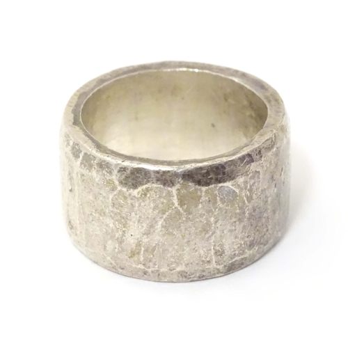 586A - A silver dress ring with hammered detail, hallmarked 1985, maker Michael Allen Bolton. Ring size app... 