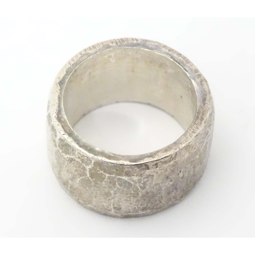 586A - A silver dress ring with hammered detail, hallmarked 1985, maker Michael Allen Bolton. Ring size app... 