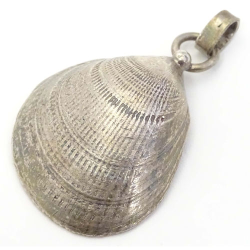 616 - A silver pendant of shell form, hallmarked London 1988. Approx. 2 1/4