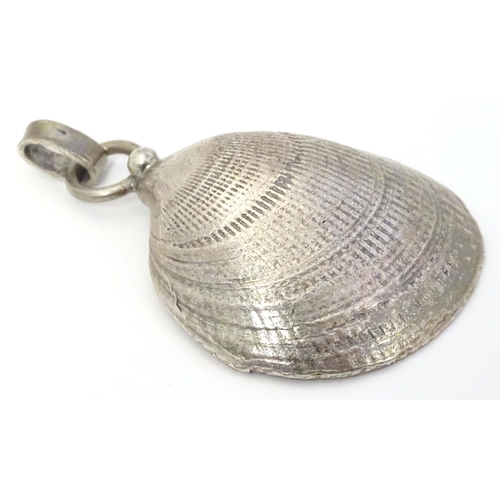 616 - A silver pendant of shell form, hallmarked London 1988. Approx. 2 1/4