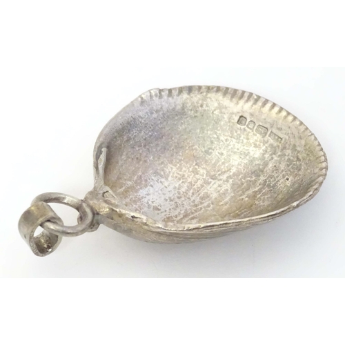 616 - A silver pendant of shell form, hallmarked London 1988. Approx. 2 1/4