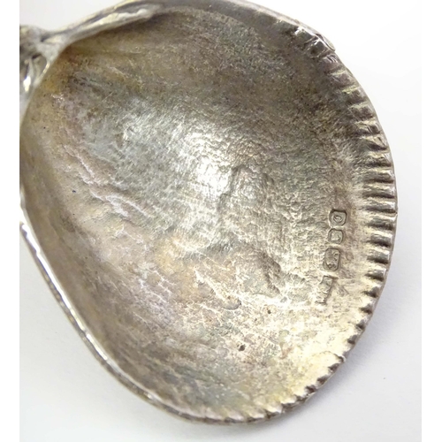 616 - A silver pendant of shell form, hallmarked London 1988. Approx. 2 1/4