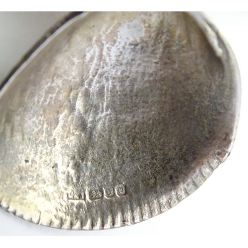 616 - A silver pendant of shell form, hallmarked London 1988. Approx. 2 1/4