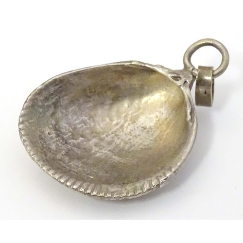 616 - A silver pendant of shell form, hallmarked London 1988. Approx. 2 1/4