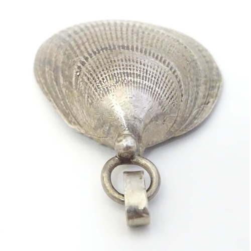 616 - A silver pendant of shell form, hallmarked London 1988. Approx. 2 1/4