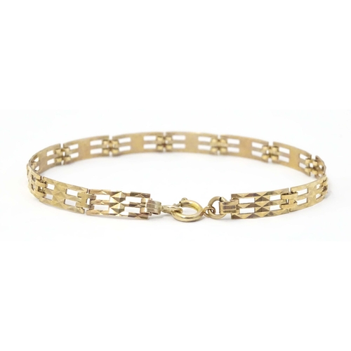 625 - A 9ct gold bracelet with link detail. Approx. 7 1/2