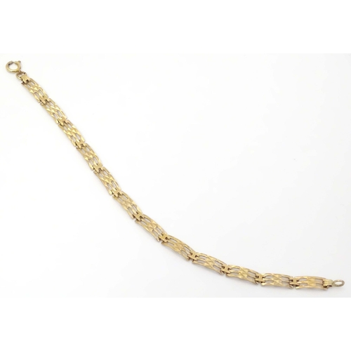 625 - A 9ct gold bracelet with link detail. Approx. 7 1/2