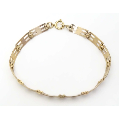 625 - A 9ct gold bracelet with link detail. Approx. 7 1/2