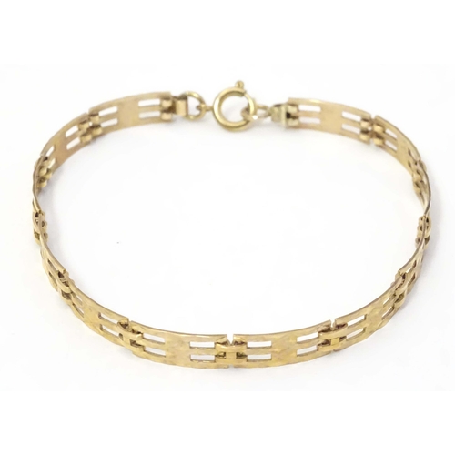 625 - A 9ct gold bracelet with link detail. Approx. 7 1/2