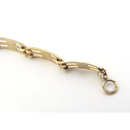 625 - A 9ct gold bracelet with link detail. Approx. 7 1/2