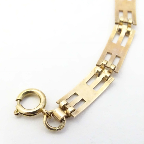 625 - A 9ct gold bracelet with link detail. Approx. 7 1/2