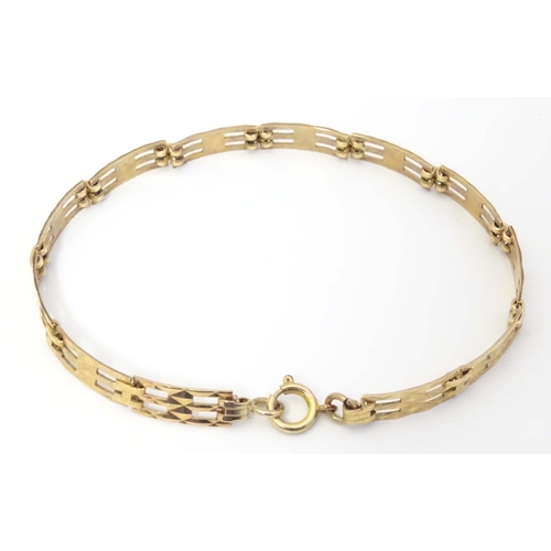 625 - A 9ct gold bracelet with link detail. Approx. 7 1/2