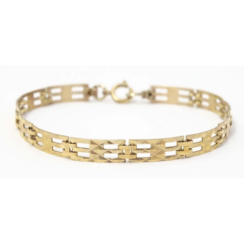 625 - A 9ct gold bracelet with link detail. Approx. 7 1/2