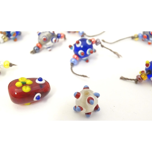 722 - A quantity of assorted coloured glass beads in the Murano style. The largest approx. 3/4