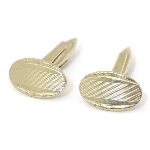 723 - A quantity of assorted cufflinks to include some silver and white metal examples.